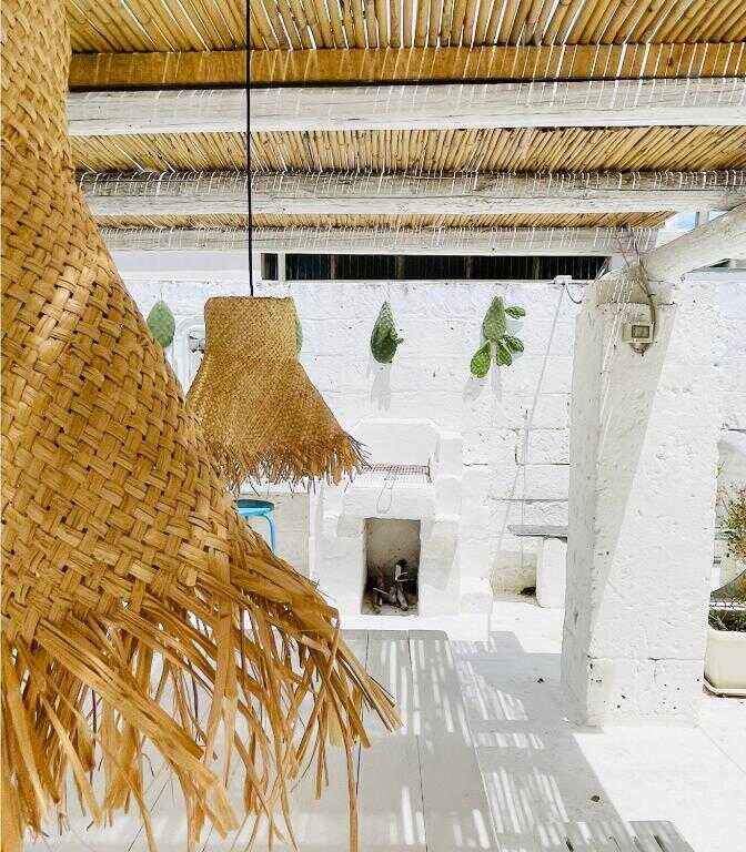 Shaded outdoor area with bamboo pergola at Ideal Rooms in Porto Cesareo